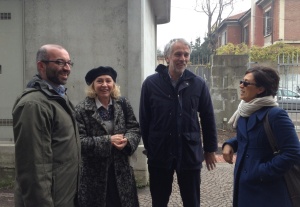 Paola Ciccioli con i suoi avvocati e l'amica Alba subito dopo il reintegro.