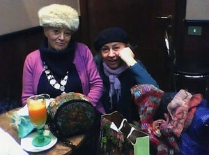 Mariagrazia, Paola e, sul tavolo, la borsa di  fiori e perline fatta a mano dalla “signora Vecchiottina”